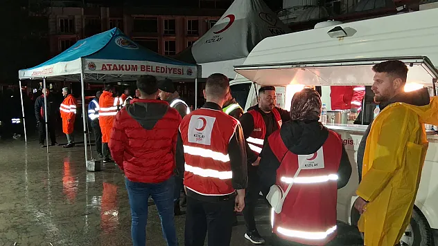 Havza'daki sel çalışmalarında görevli ekiplere seyyar mutfak desteği