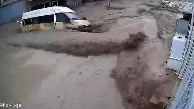 Havza'daki sel felaketinin dehşet anları kamerada