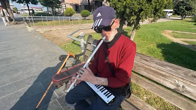 Hay da kesik parmaklarına rağmen müziği bırakmıyor