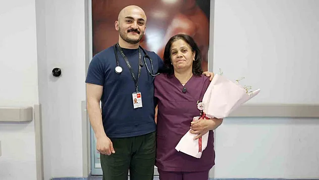 Hekim oğuldan ebe anneye Ebeler Haftası sürprizi