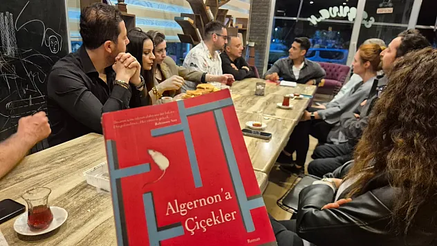 Hem pedal çeviriyor hem kitap okuyorlar