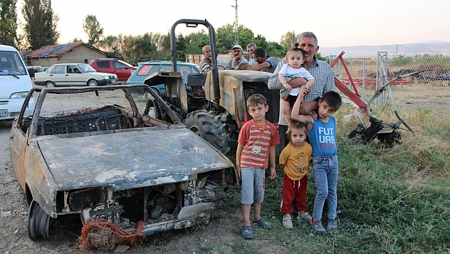 Her şeyi yanan çift torunlarıyla dışarda kaldılar