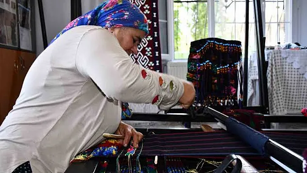 Heybe Dokuyarak Hem Geçimini Sağladı Hem 4 Evladını Okuttu