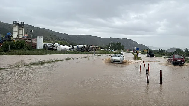Hotan Deresi taştı, kara yolu kapandı