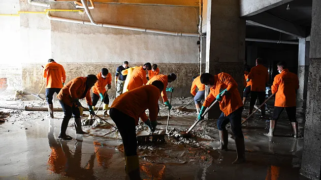 Hükümlüler sahada temizlik seferberliğinde