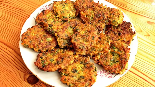 İftar saatine az kala pratik ve lezzetli alternatif: Patatesli kabak mücver