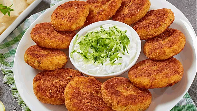 İftar sofralarına hafif ve pratik lezzet: Mercimekli patates köftesi tarifi