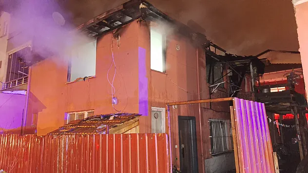 İki katlı binada yangın: ev kullanılamaz hale geldi