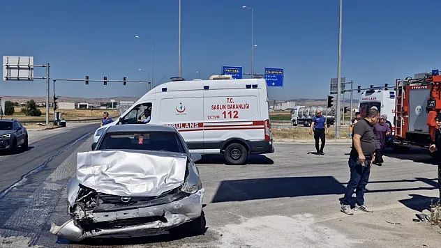 İki otomobil kavşakta çarpıştı: 5 yaralı