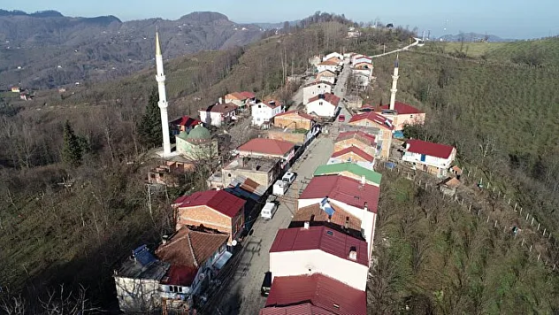 İki şehir arasında 7 metrelik sınır: Tek adımla il değiştiriyorlar