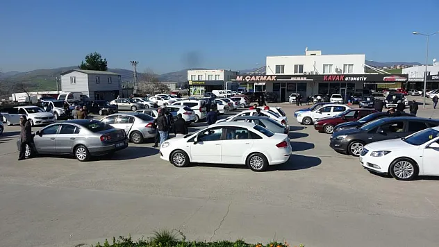 İkinci el oto pazarında satıcı yoğunluğu, alıcı durgunluğu