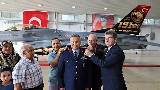 İlk Türk astronot Gezeravcı tuğgeneral rütbesini taktı