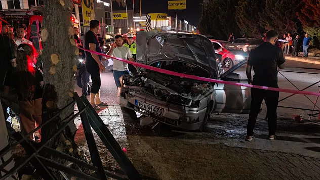 İnegöl'de otomobil alt geçitte beton direğe çarptı: Sürücü araçta sıkıştı