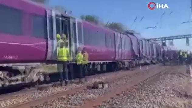 İngiltere'de iki yolcu treni kafa kafaya çarpıştı!