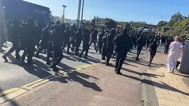 İngiltere'de Manş Denizi krizi maskeli göstericiler Dover limanı'nı kapattı Fransa ile ulaşım durdu