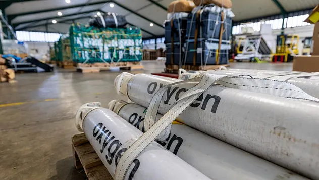 İngiltere'den olağanüstü hava operasyonu: 3,3 ton tıbbi yardım adaya paraşütle indirildi