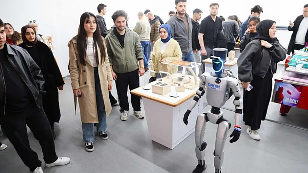 İnsansı Robot CANİKMAN gençlerle bir arada