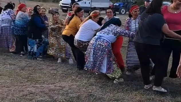 İp çekme yarışmasında kadınlar büyük alkış topladı
