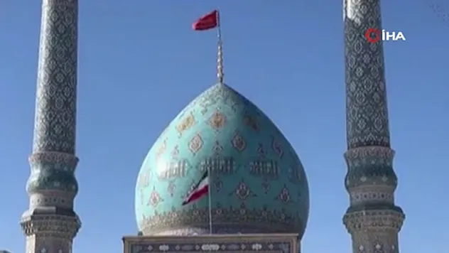 İran'da kırmızı 'intikam' bayrağı göndere çekildi