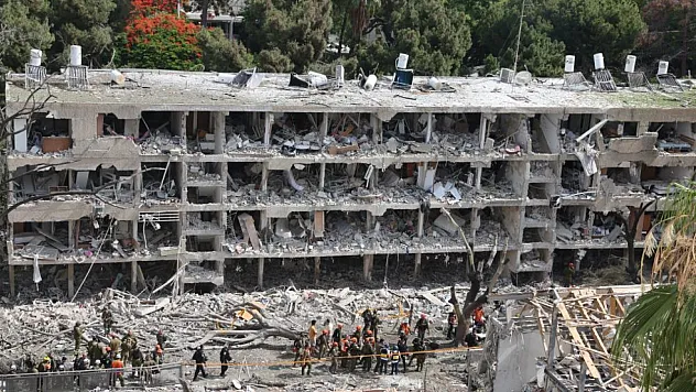 İran, İsrail'i 40 füze ile vurdu