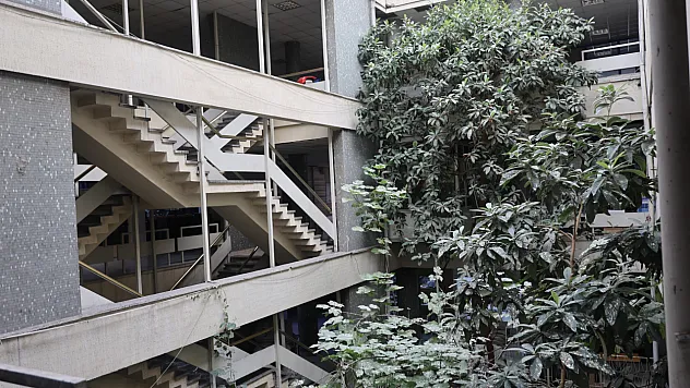 İş hanının ortasındaki ağaçlar dikkat çekiyor