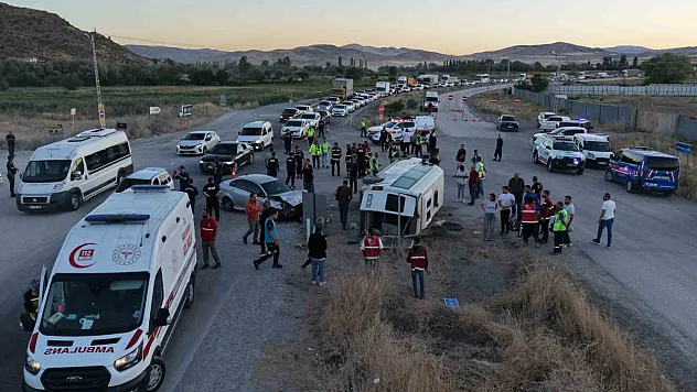 İşçi servisi ile otomobil çarpıştı: 14 yaralı