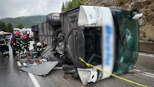 Isparta-Antalya Yolunda Otobüs Devrildi: 1 Ölü, 7 Yaralı