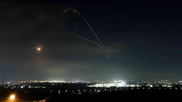 İsrail'e 80'e yakın füze attı