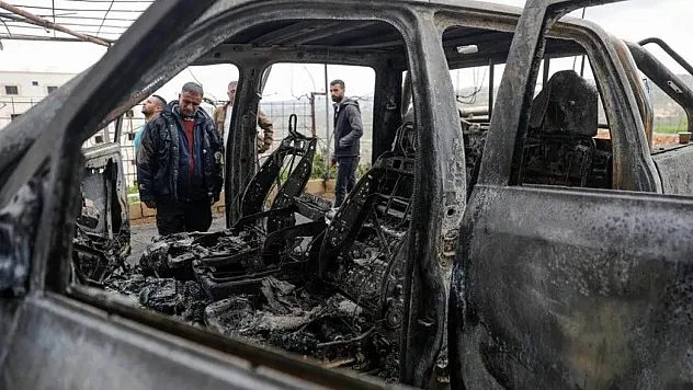 İsrailliler, işgal altındaki Batı Şeria'da Filistinlilere ait 3 aracı ateşe verdi