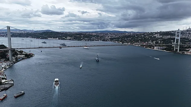 İstanbul Boğazı'nda 15 gemili geçit töreni