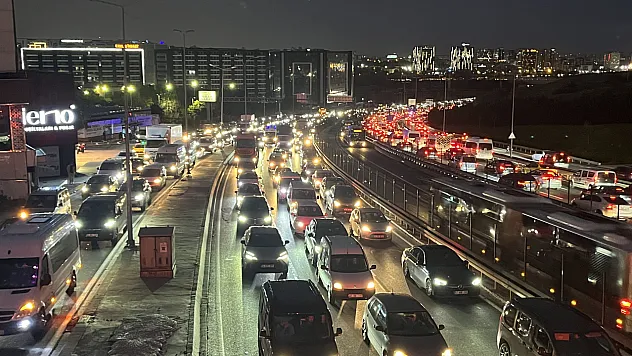 İstanbul'da mesai çıkışı trafik çilesi: Yoğunluk yüzde 87'ye çıktı