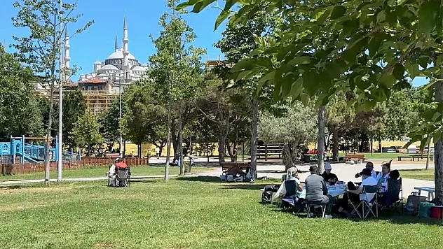 İstanbul'da vatandaşlar serinlemek için sahil ve parklara akın etti