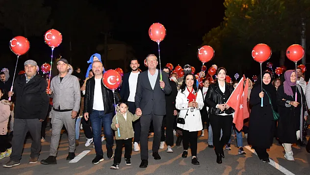 İstiklal Anaokulu öğrencilerinden 'Cumhuriyet Işığı' yürüyüşü