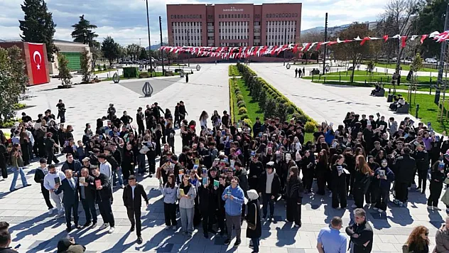 İstiklal Meydanı'nda öğrenciler kitap okudu