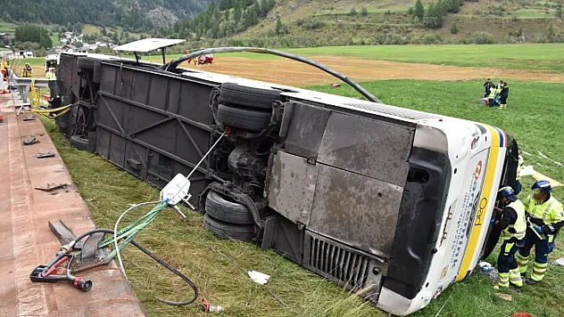 İsviçre Alpleri'nde feci kaza turist otobüsü devrildi, 5 ölü, 40 yaralı