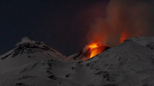 İtalya'da Etna Yanardağı yeniden kül püskürttü: Uçuşlara kısıtlama getirildi