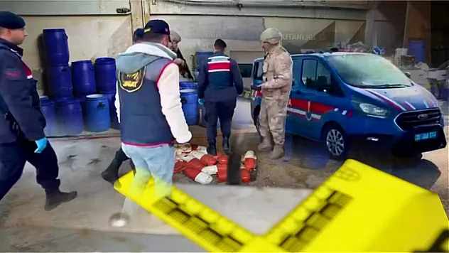 İzmir'de 1,6 ton uyuşturucu hap hammaddesi ele geçirildi