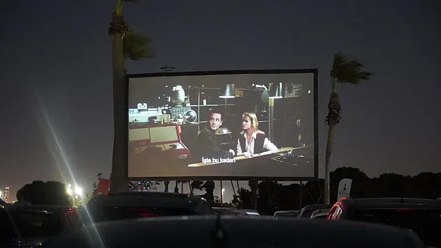 İzmir'de Arabada Film Keyfi Başladı