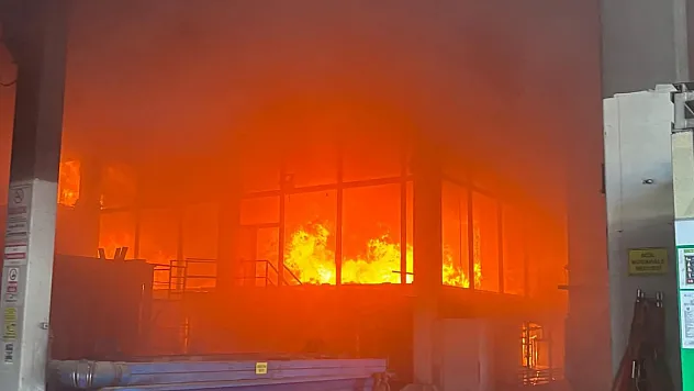 İzmir'de Çelik Fabrikasında Yangın Paniği