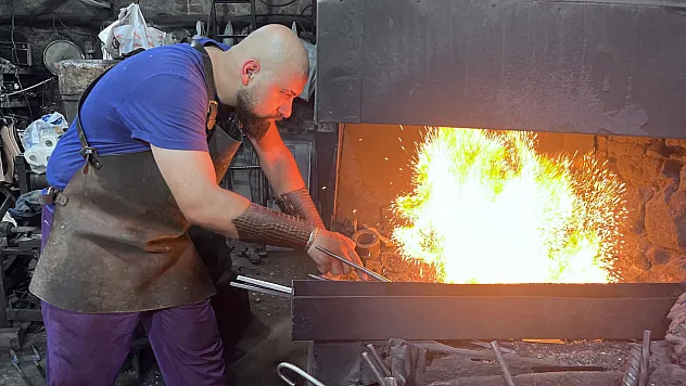 İzmir'de sıcak hava ateş başında çalışan ustaları zorluyor