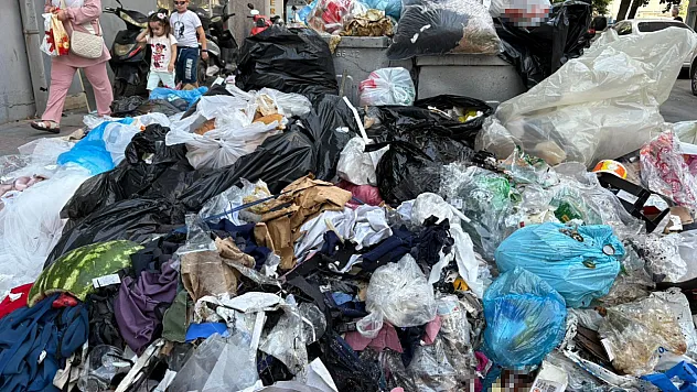 İzmir'in göbeğinde sokaklar çöp dolu