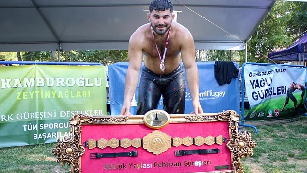 İzmir'in yağlı güreş şöleninde başpehlivan Erkan Taş oldu