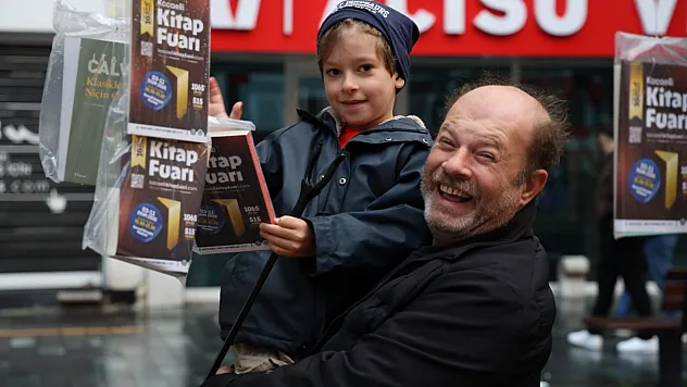 İzmit'te çınar ağaçları kitapla doldu