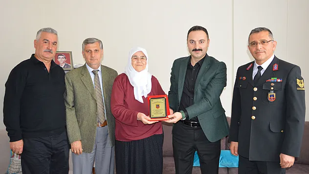 Jandarma Genel Komutanlığı Plaketi Şehit Ailesine Verildi