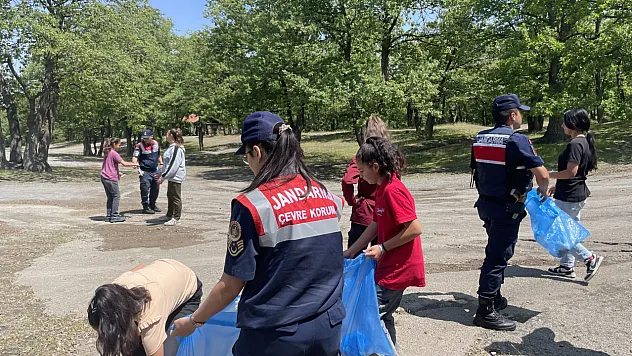 Jandarma ve öğrenciler çöp topladı