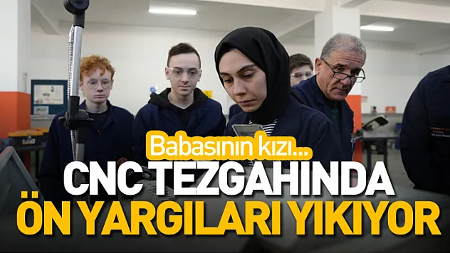 Kadın öğretmen torna tezgahında öğrencilere üretimi öğretiyor