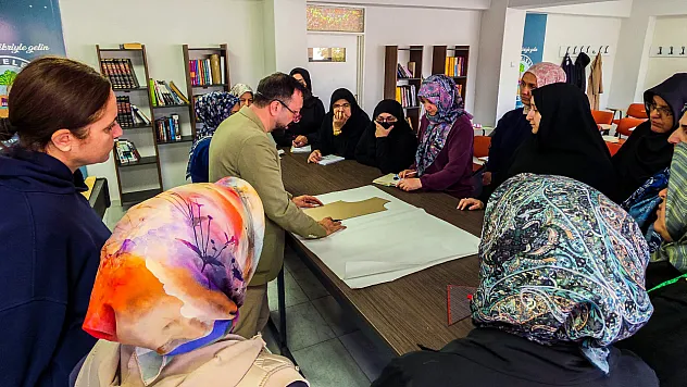 Kadınlar moda tasarımı kursuyla meslek öğreniyor