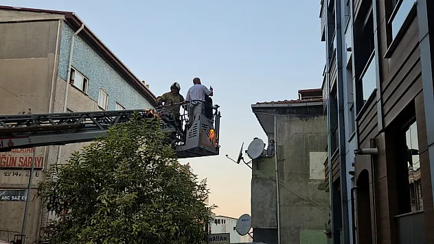 Kağıthane'de 5 katlı binada yangın: 3'ü çocuk 7 kişi kurtarıldı