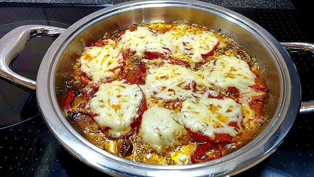 Kahvaltıya ve sahura pratik lezzet: Kekikli kaşarlı domates tarifi