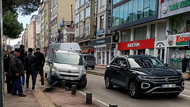 Kaldırıma çıkan hafif ticari araç levha ve dubayı devirdi